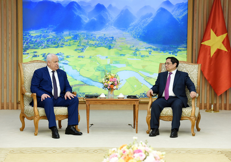 Thủ tướng Phạm Minh Chính và Bộ trưởng Nội vụ Nhà nước Palestine Ziad Hab Al-Reeh. (Ảnh: Trần Hải)
