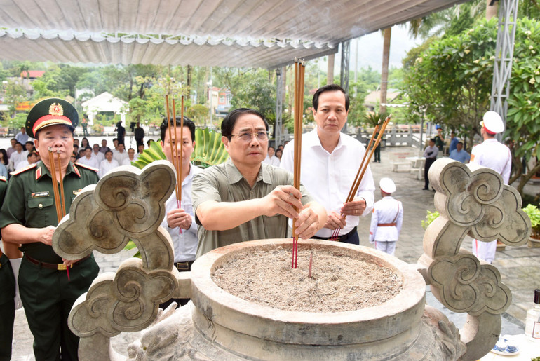 Thủ tướng Phạm Minh Chính và các đồng chí lãnh đạo dâng hương tại Nghĩa trang Liệt sĩ quốc gia Vị Xuyên. (Ảnh: Trần Hải) Thủ tướng Phạm Minh Chính và các đồng chí lãnh đạo dâng hương tại Nghĩa trang Liệt sĩ quốc gia Vị Xuyên. (Ảnh: Trần Hải)