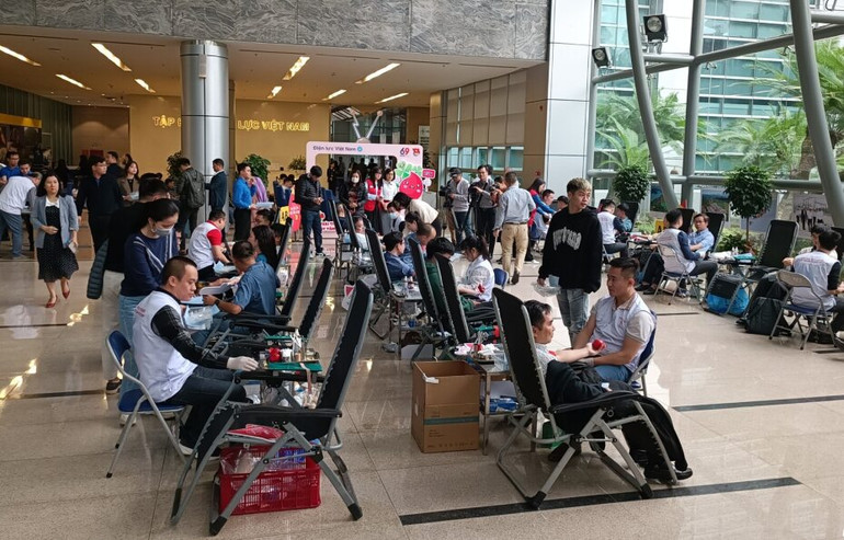 Cán bộ, công nhân viên Tập đoàn Điện lực Việt Nam (EVN) tham gia hiến máu tình nguyện tại sự kiện.