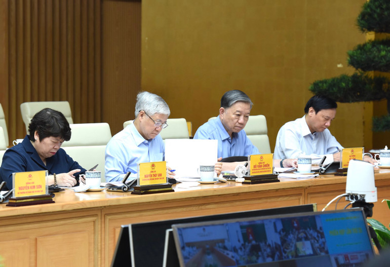 Các đồng chí lãnh đạo tham dự Phiên họp. Các đồng chí lãnh đạo tham dự Phiên họp.