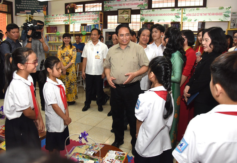 Thủ tướng Phạm Minh Chính thăm Thư viện của Trường phổ thông Hermann Gmeiner Hà Nội. (Ảnh: Trần Hải)