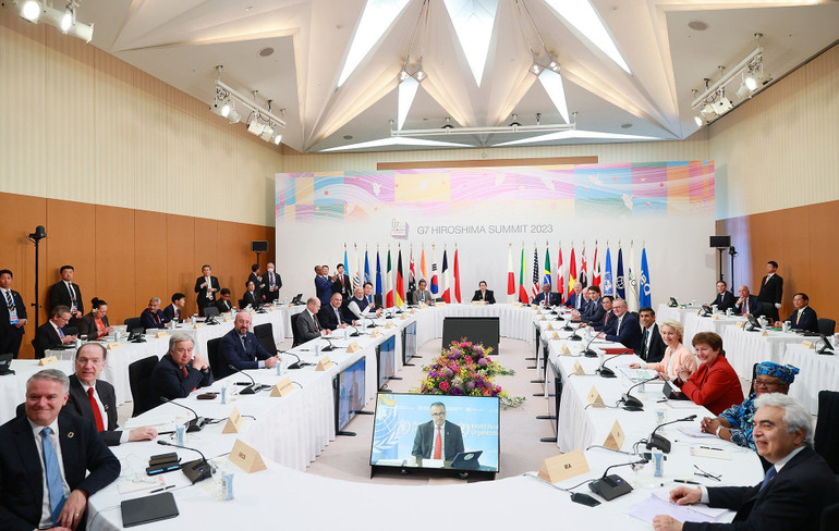 Quang cảnh Phiên họp "Cùng hợp tác xử lý đa khủng hoảng" - Phiên họp đầu tiên của Hội nghị Thượng đỉnh G7 mở rộng. (Ảnh: Dương Giang - TTXVN)