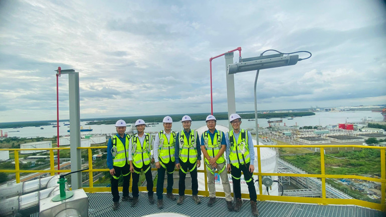 Đội ngũ chuyên gia của Tổng Công ty Đường sắt Việt Nam (VNR) khảo sát các điều kiện để xây dựng phương án vận chuyển LNG tại cụm kho cảng LNG Thị Vải - PV GAS. Đội ngũ chuyên gia của Tổng Công ty Đường sắt Việt Nam (VNR) khảo sát các điều kiện để xây dựng phương án vận chuyển LNG tại cụm kho cảng LNG Thị Vải - PV GAS.