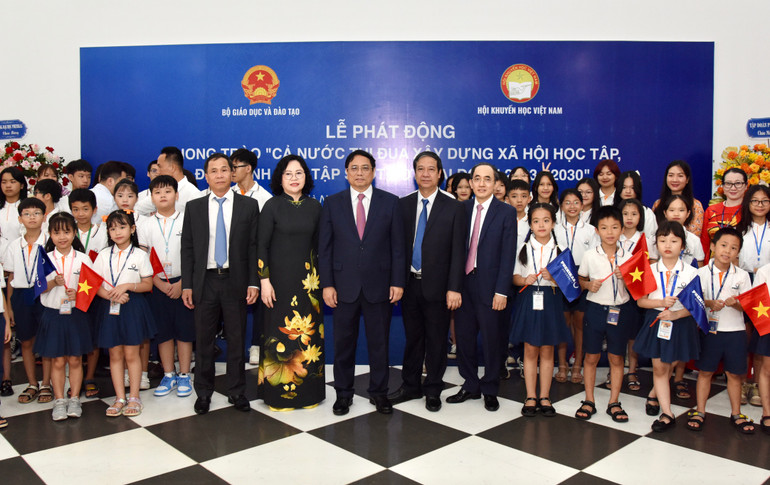 Thủ tướng Phạm Minh Chính chụp ảnh lưu niệm với lãnh đạo và các em học sinh liên cấp của Trường đại học Phenikaa. (Ảnh: Trần Hải).