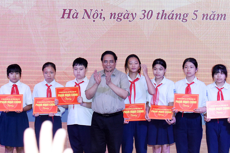 Thủ tướng Phạm Minh Chính trao học bổng cho học sinh Trường Phổ thông dân lập Herman Gmeine. (Ảnh: Trần Hải)