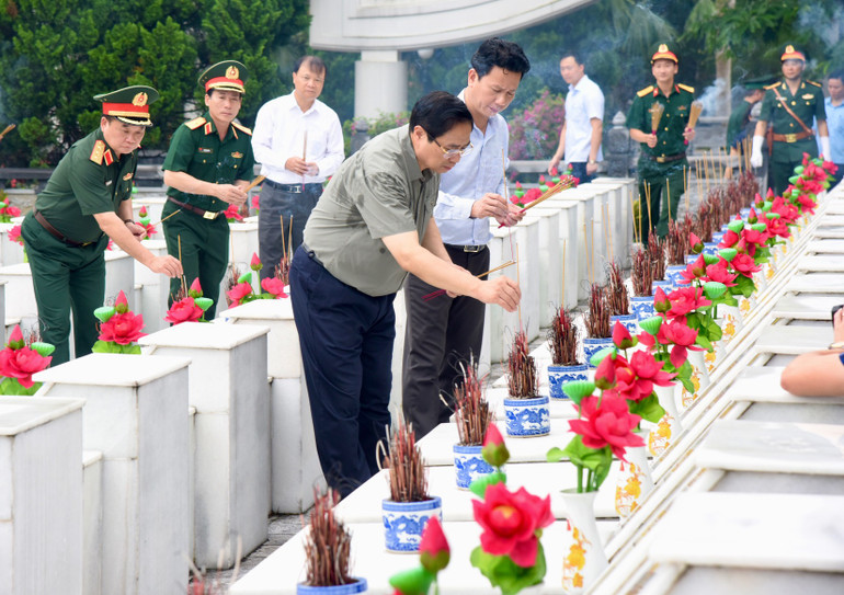 Thủ tướng Phạm Minh Chính dâng hương tại các phần mộ Anh hùng liệt sĩ tại Nghĩa trang Liệt sĩ quốc gia Vị Xuyên. (Ảnh: Trần Hải) Thủ tướng Phạm Minh Chính dâng hương tại các phần mộ Anh hùng liệt sĩ tại Nghĩa trang Liệt sĩ quốc gia Vị Xuyên. (Ảnh: Trần Hải)