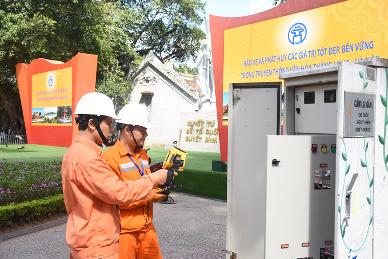 EVNHanoi thường xuyên kiểm tra thông số vận hành của thiết bị tại các trọng điểm bảo đảm điện