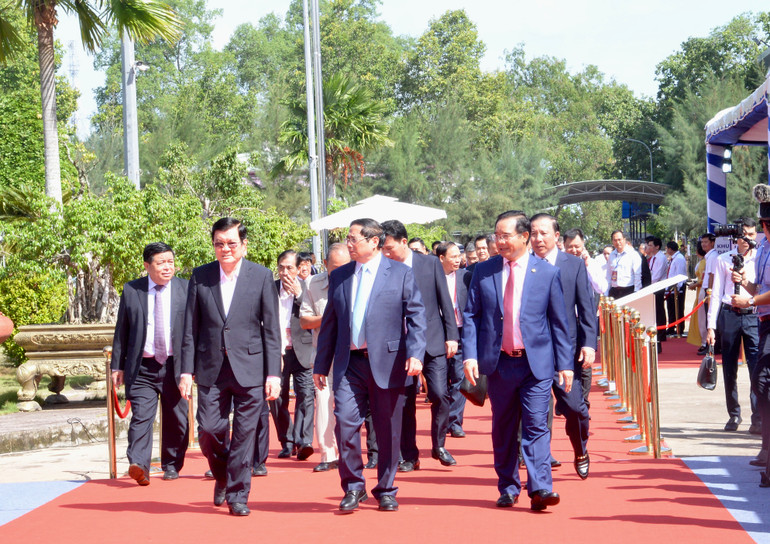 Thủ tướng Phạm Minh Chính và các đại biểu đến dự Hội nghị Công bố quy hoạch và xúc tiến đầu tư tỉnh Long An.