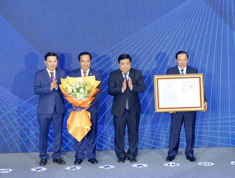 Bộ trưởng Kế hoạch và Đầu tư Nguyễn Chí Dũng trao chứng nhận Quy hoạch cho tỉnh Long An tại Hội nghị.