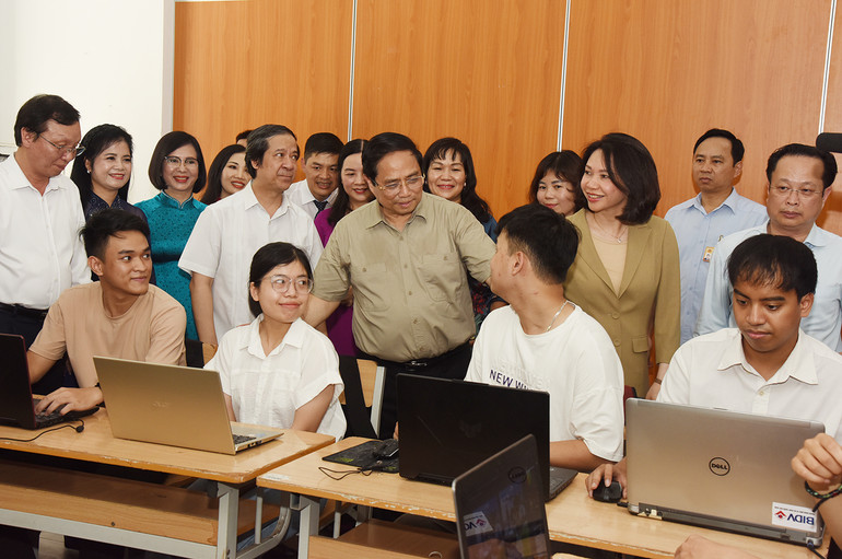 Thủ tướng Phạm Minh Chính với học sinh, sinh viên khuyết tật tại Trung tâm Hỗ trợ phát triển giáo dục hòa nhập thuộc Trường cao đẳng Sư phạm Trung ương. (Ảnh: Trần Hải)