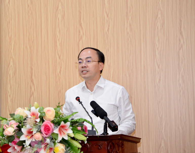 Chủ tịch Ủy ban nhân dân tỉnh Bắc Kạn Nguyễn Đăng Bình báo cáo Thủ tướng Chính phủ về tình hình phát triển kinh tế-xã hội của tỉnh tại buổi làm việc.