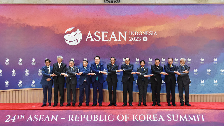 Các nhà Lãnh đạo ASEAN và Tổng thống Hàn Quốc Yoon Suk-Yeol chụp ảnh lưu niệm tại Hội nghị Cấp cao ASEAN - Hàn Quốc lần thứ 24. (Ảnh: Tuấn Anh)