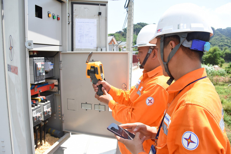 Giám sát an toàn có kết nối với ứng dụng Google map để định vị tọa độ địa điểm thật theo thời gian thực trong vận hành quản lý lưới điện của Tổng Công ty Điện lực Thành phố Hà Nội.