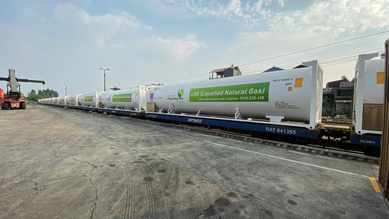 Các toa tàu chuyên dụng chở bồn chứa khí LNG của RATRACO. Các toa tàu chuyên dụng chở bồn chứa khí LNG của RATRACO.