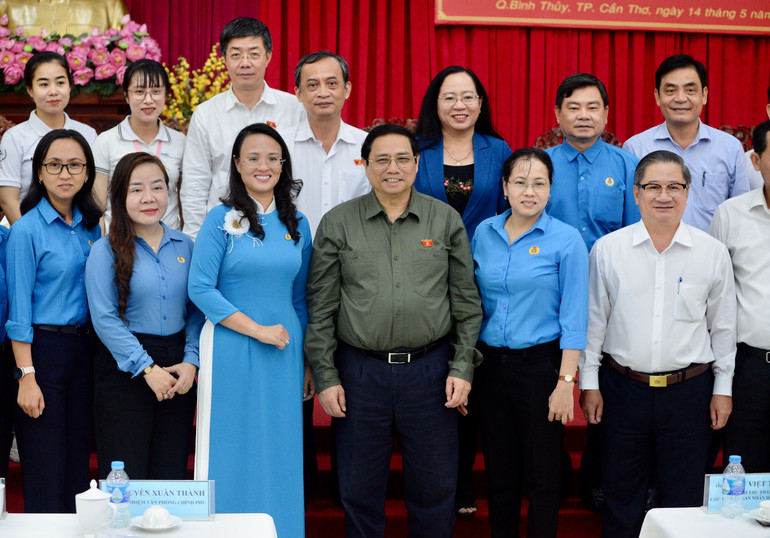 Thủ tướng Phạm Minh Chính chụp ảnh lưu niệm với đại diện cử tri, công nhân tại hội nghị tiếp xúc cử tri.