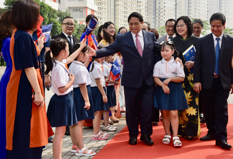 Thủ tướng Phạm Minh Chính tới Trường đại học Phenikaa dự Lễ phát động Phong trào “Cả nước thi đua xây dựng xã hội học tập, đẩy mạnh học tập suốt đời giai đoạn 2023-2030”. (Ảnh: Trần Hải).