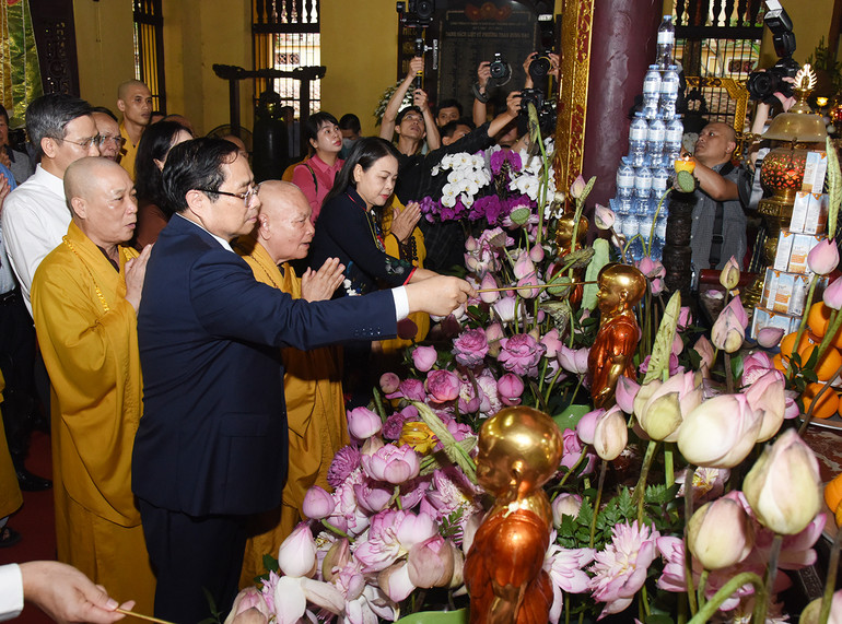 Thủ tướng Phạm Minh Chính tham dự nghi thức lễ Tắm Phật tại chùa Quán Sứ, Hà Nội. Thủ tướng Phạm Minh Chính tham dự nghi thức lễ Tắm Phật tại chùa Quán Sứ, Hà Nội.