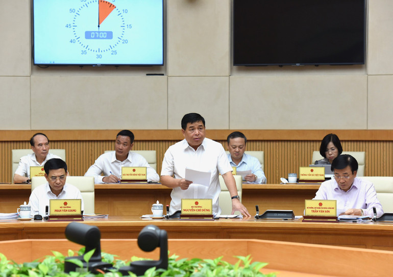 Bộ trưởng Kế hoạch và Đầu tư Nguyễn Chí Dũng báo cáo tại phiên họp. (Ảnh: Trần Hải)