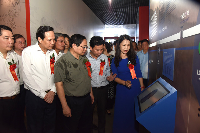 Thủ tướng Phạm Minh Chính và các đại biểu tham quan Bảo tàng tỉnh Hà Giang. (Ảnh: Trần Hải) Thủ tướng Phạm Minh Chính và các đại biểu tham quan Bảo tàng tỉnh Hà Giang. (Ảnh: Trần Hải)