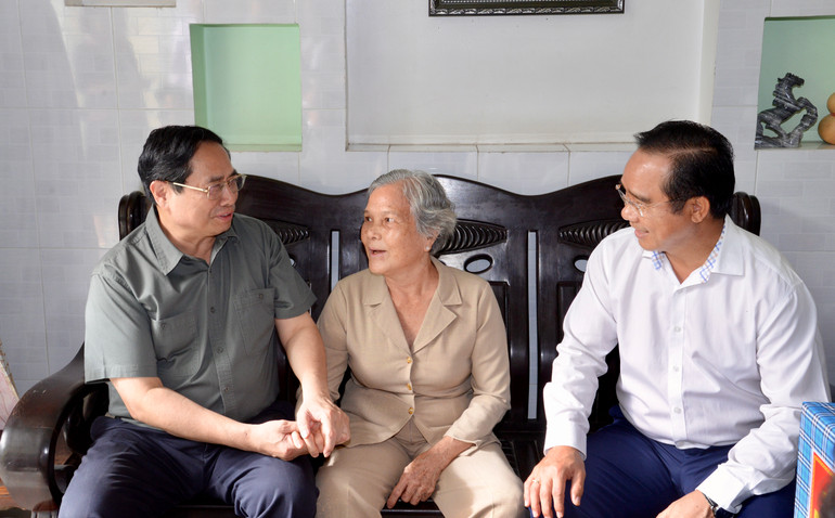 Thủ tướng Phạm Minh Chính ân cần thăm hỏi, tặng quà động viên thương binh Phạm Thị Xinh.