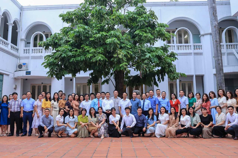 Phó Thủ tướng Trần Hồng Hà chụp ảnh lưu niệm với lãnh đạo, cán bộ, phóng viên, biên tập viên Cổng Thông tin điện tử Chính phủ (Ảnh: VGP).