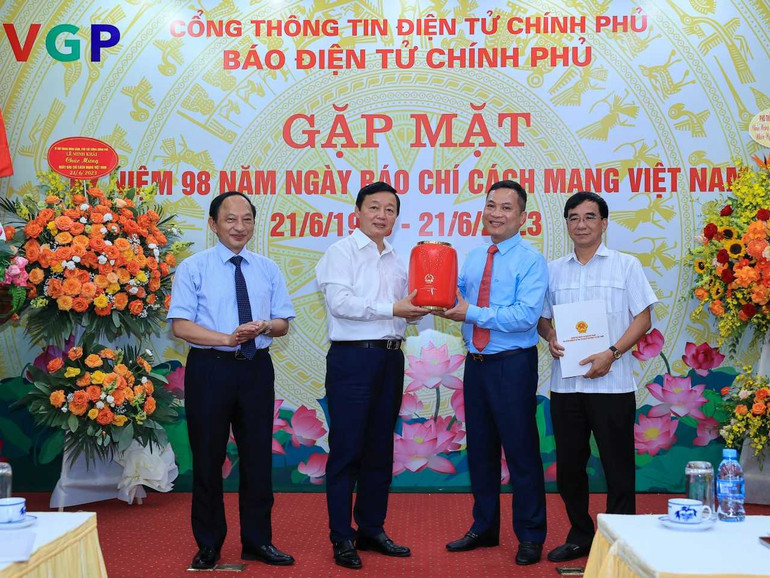 Phó Thủ tướng Trần Hồng Hà tặng quà lưu niệm cho Cổng Thông tin điện tử Chính phủ. (Ảnh: VGP)
