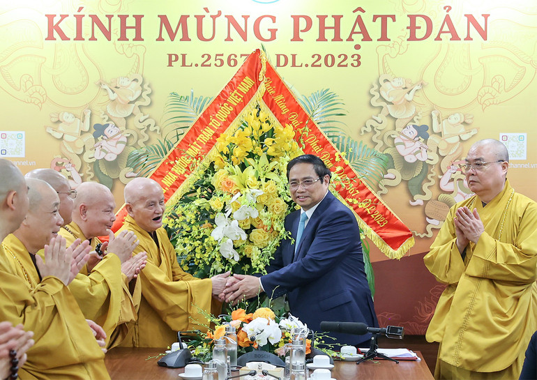 Thủ tướng Phạm Minh Chính tặng hoa, quà chúc mừng Đại lễ Phật đản Phật lịch 2567 - Dương lịch 2023. Thủ tướng Phạm Minh Chính tặng hoa, quà chúc mừng Đại lễ Phật đản Phật lịch 2567 - Dương lịch 2023.