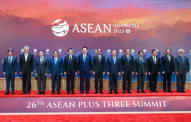 Các nhà Lãnh đạo ASEAN và Thủ tướng Nhật Bản Kishida Fumio, Tổng thống Hàn Quốc Yoon Suk Yeol, Thủ tướng Trung Quốc Lý Cường chụp ảnh lưu niệm tại Hội nghị Cấp cao ASEAN + 3. (Ảnh: Nhật Bắc) Các nhà Lãnh đạo ASEAN và Thủ tướng Nhật Bản Kishida Fumio, Tổng thống Hàn Quốc Yoon Suk Yeol, Thủ tướng Trung Quốc Lý Cường chụp ảnh lưu niệm tại Hội nghị Cấp cao ASEAN + 3. (Ảnh: Nhật Bắc)