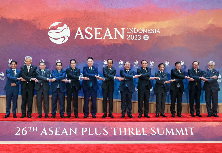 Các nhà Lãnh đạo ASEAN và Thủ tướng Nhật Bản Kishida Fumio, Tổng thống Hàn Quốc Yoon Suk Yeol, Thủ tướng Trung Quốc Lý Cường chụp ảnh lưu niệm tại Hội nghị Cấp cao ASEAN + 3. (Ảnh: Nhật Bắc) Các nhà Lãnh đạo ASEAN và Thủ tướng Nhật Bản Kishida Fumio, Tổng thống Hàn Quốc Yoon Suk Yeol, Thủ tướng Trung Quốc Lý Cường chụp ảnh lưu niệm tại Hội nghị Cấp cao ASEAN + 3. (Ảnh: Nhật Bắc)