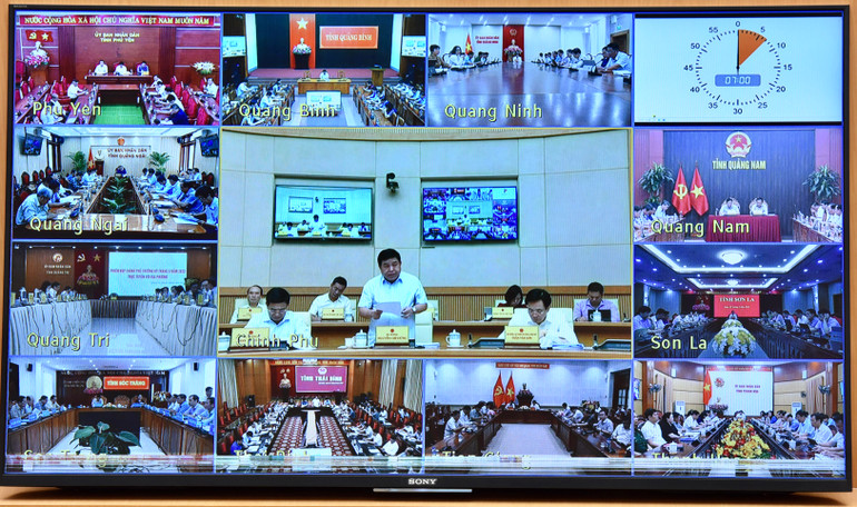 Phiên họp Chính phủ thường kỳ tháng 5 được truyền trực tuyến tới trụ sở Ủy ban nhân dân các tỉnh, thành phố trực thuộc Trung ương (Ảnh: TRẦN HẢI)