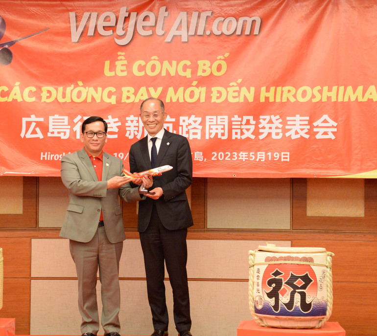 Tổng Giám đốc Vietjet Air tặng quà lưu niệm cho Phó Thống đốc tỉnh Hiroshima Masahiko Tanabe tại lễ công bố.