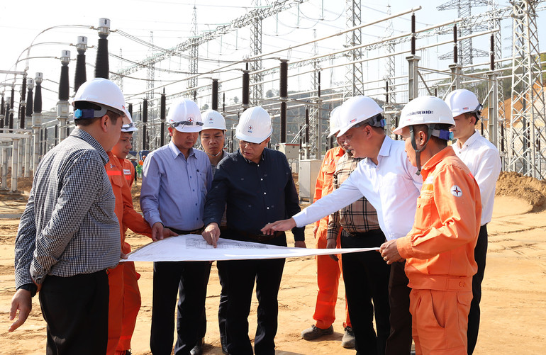 Lãnh đạo Tập đoàn Điện lực Việt Nam kiểm tra công tác thi công Trạm biến áp 500kV Lào Cai.