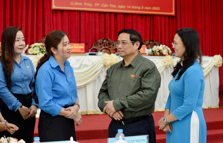 Thủ tướng Phạm Minh Chính trao đổi với công nhân, người lao động tại hội nghị tiếp xúc cử tri.