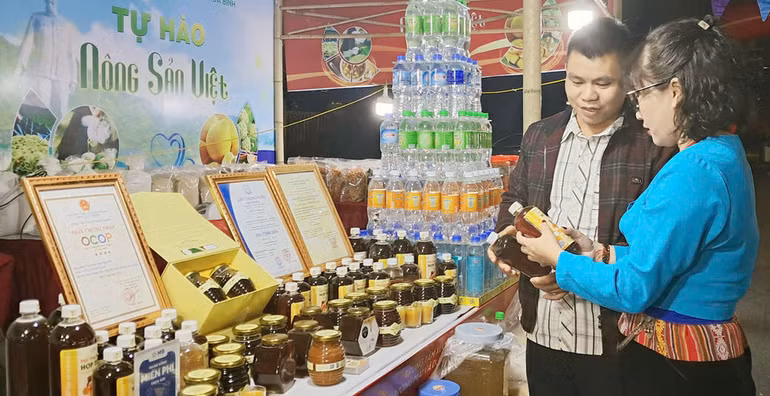 Người tiêu dùng tiếp cận đặc sản vùng miền tại Hội chợ nông sản Hà Nội do HPA tổ chức. (Ảnh: Hoài Nam)