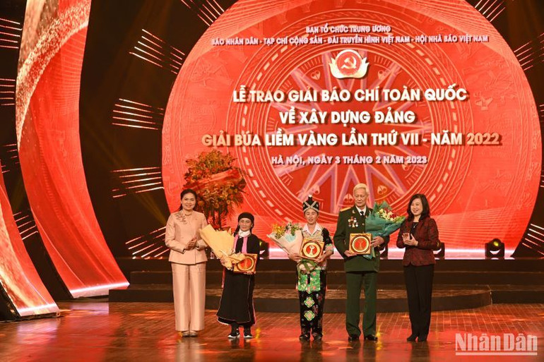 Đồng chí Đào Hồng Lan và đồng chí Hà Thị Nga trao kỷ niệm chương và tặng hoa cho các gương mặt đảng viên tiêu biểu.