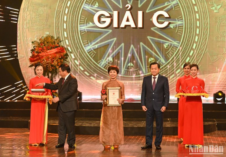 Giám đốc Học viện Chính trị Quốc gia Hồ Chí Minh Nguyễn Xuân Thắng và Phó Thủ tướng Lê Minh Khái trao Giải C cho tác giả Tiểu Phương (Báo Nhân Dân).