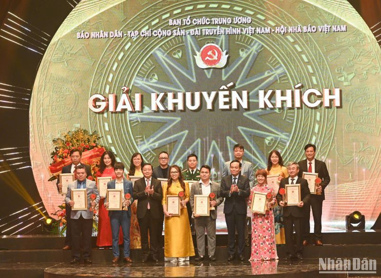 Phó Thủ tướng Trần Hồng Hà và Phó Thủ tướng Trần Lưu Quang trao Giải Khuyến khích cho các tác giả.