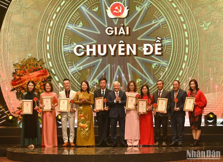 Quyền Chủ tịch nước Võ Thị Ánh Xuân và Chủ tịch Ủy ban Trung ương Mặt trận Tổ quốc Việt Nam Đỗ Văn Chiến trao Giải chuyên đề cho các tác giả.