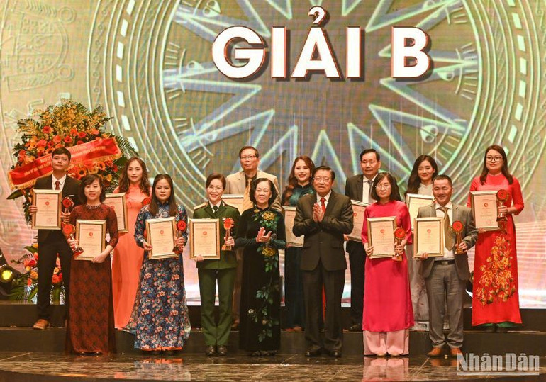 Trưởng Ban Tổ chức Trung ương Trương Thị Mai và Trưởng Ban Nội chính Trung ương Phan Đình Trạc trao Giải B cho các tác giả.