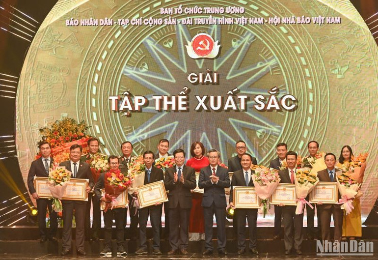 Ban Tổ chức trao Giải tập thể xuất sắc cho các đơn vị.