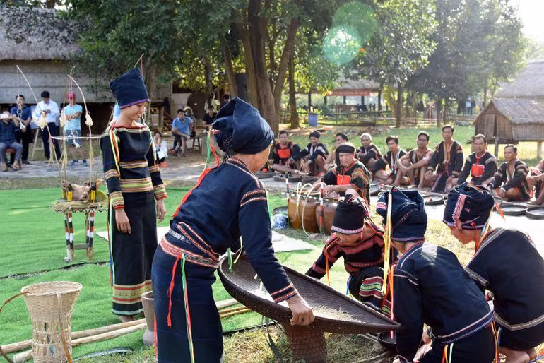 Phụ nữ giã gạo chuẩn bị cho lễ mừng lúa mới.