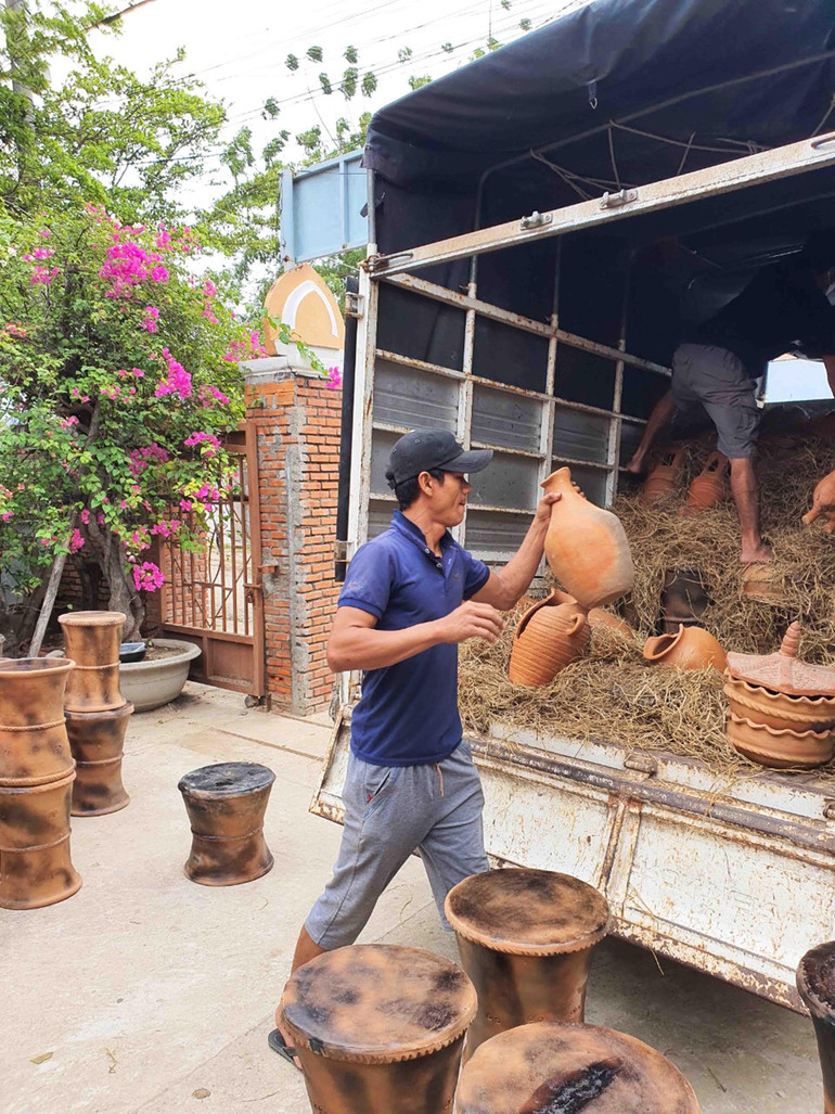 Khách hàng đặt mua nhiều sản phẩm gốm Bàu Trúc, đem lại thu nhập khá cho người dân làng nghề.