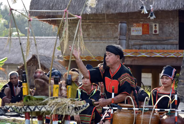 Nghệ nhân ưu tú tín ngưỡng dân gian Rơ ô Bhung làm chủ nghi lễ mừng lúa mới.