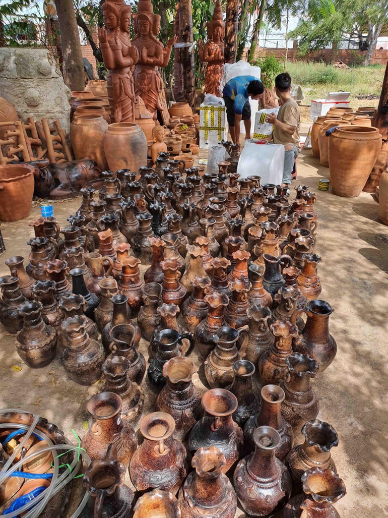 Thế hệ trẻ luôn được truyền dạy nghề để tiếp tục gìn giữ nghề truyền thống của cộng đồng.