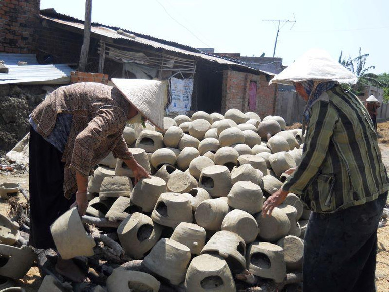 Gốm Bàu Trúc không cần lò nung, phương pháp truyền thống nơi đây là chất rơm rạ, củi và nung gốm ngay ngoài trời.