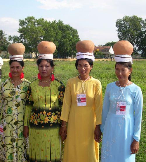 Sản phẩm gốm Bàu Trúc gắn liền với hoạt động văn hóa độc đáo của đồng bào Chăm.