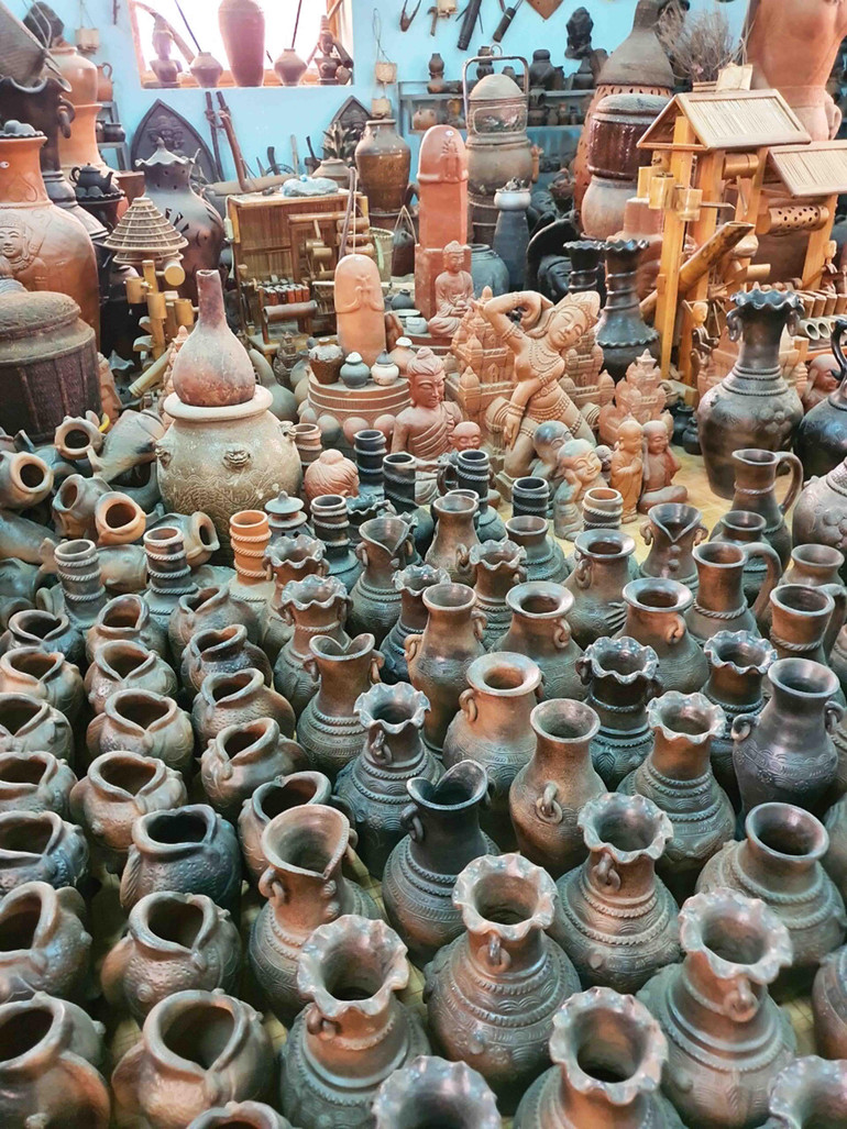 Sản phẩm gốm Bàu Trúc được trưng bày nhiều nơi tại làng Bàu Trúc để giới thiệu với du khách thập phương.