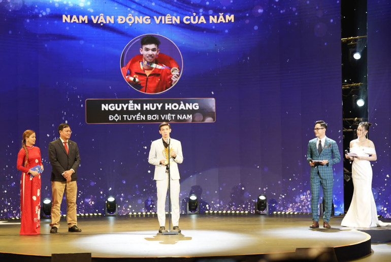 Vận động viên Nguyễn Huy Hoàng nhận giải vận động viên nam của năm.