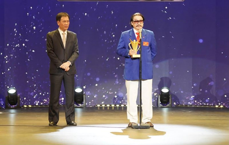 Ông Nguyễn Hồng Minh nhận Cúp Thành tựu cống hiến trọn đời.