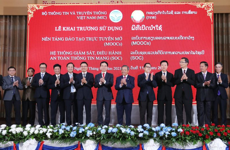 Các đại biểu tại lễ bàn giao, đưa vào sử dụng hai hệ thống. Ảnh: Trịnh Dũng